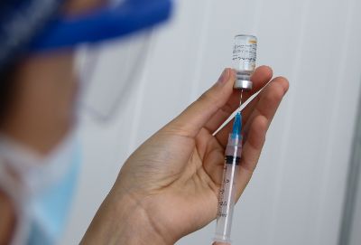 De acuerdo a lo informado por el Minsal, a partir de la semana del 20 de noviembre, estará disponible en los centros de atención primaria la nueva vacuna monovalente, que está específicamente diseñada para atacar a la cepa XBB-1.5, una subvariante de Ómicron. 